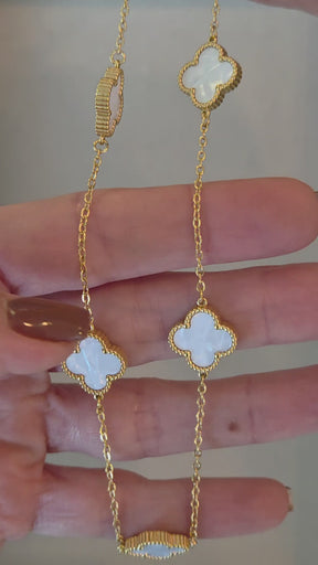 Colar Trevos Brancos Perolados em Aço Banhado a Ouro