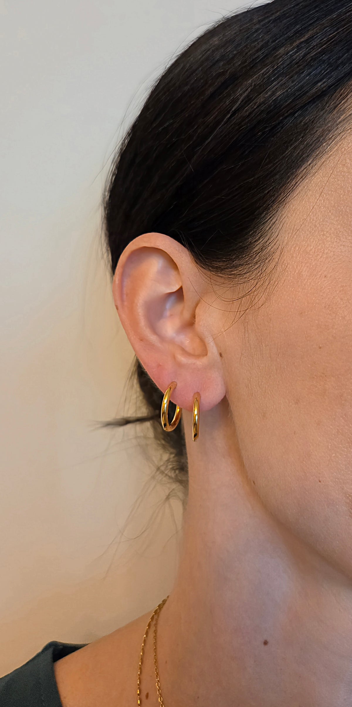 Brinco Argolinha Lisa G (1,5cm) Banhado a Ouro 18k