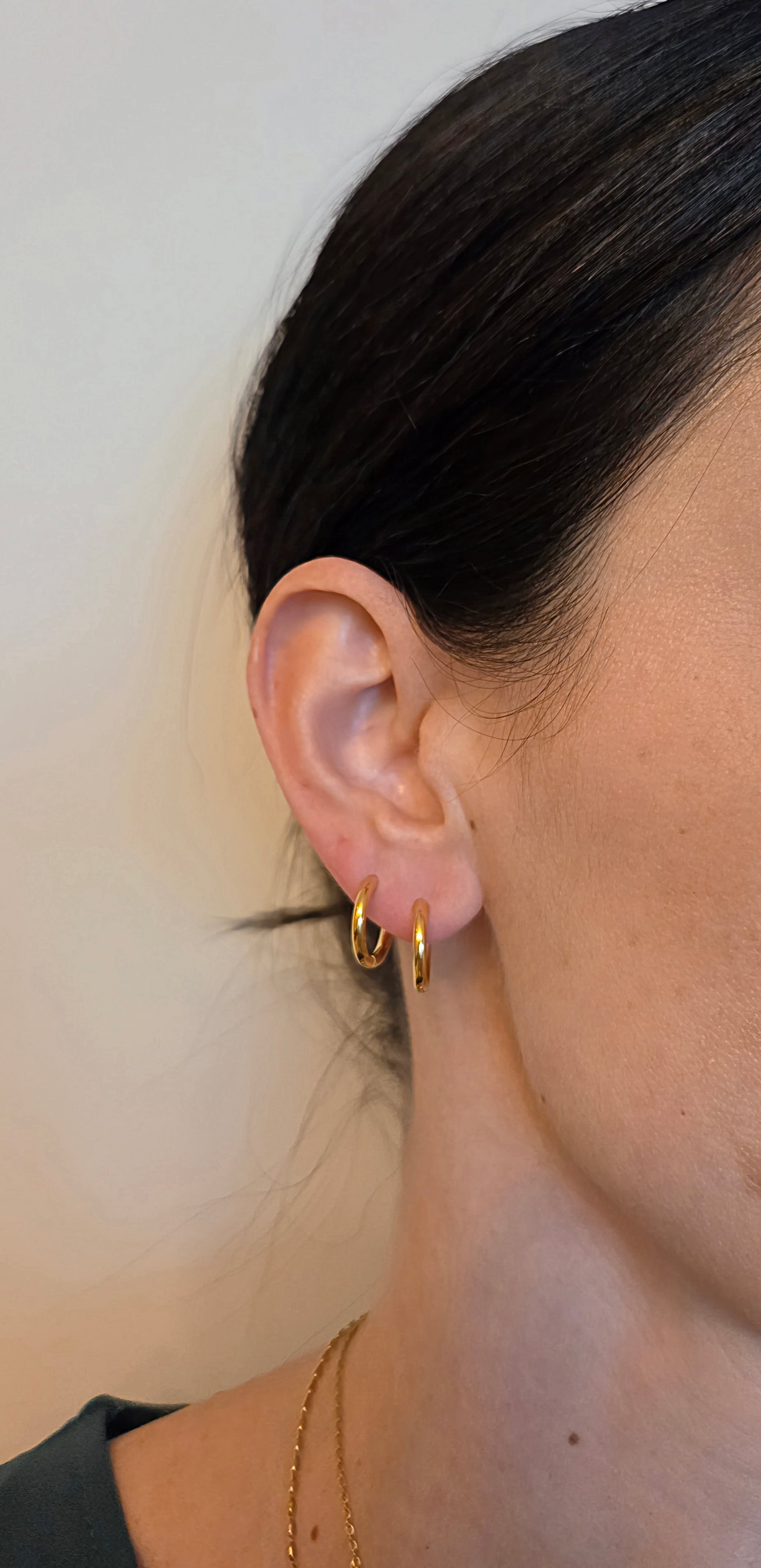 Brinco Argolinha Lisa M (1,3cm) Banhado a Ouro 18k