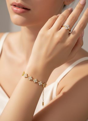 Pulseira Trevo em Flor Cravejada em Aço Banhado a Ouro